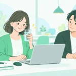 パソコンのある机で水を持ち、隣の人と穏やかに向き合う就職準備のイメージイラスト
